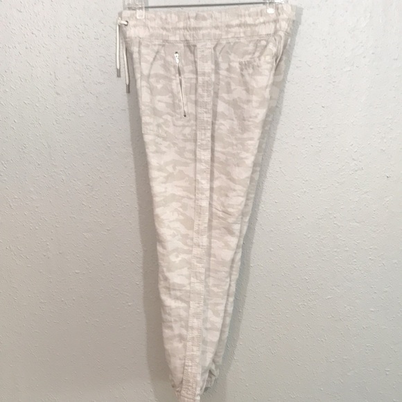 ATHLETA “Cabo Tide” Linen Jogger Camouflage Pants size 8 - Picture 7 of 12